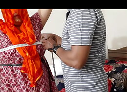 अवनी की चुत का टेलर ने लिया नाप की तकिया रख कर चुदाई