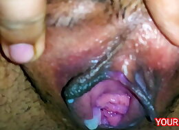 मेरी बीवी ने अपने बॉयफ्रेंड को वीडियो कॉल पर चुचियो से दुध और चूत से पानी निकालकर दिखाया &vert; YOUR PRIYA