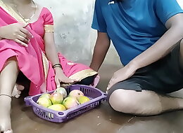 आम बेचने वाली को पैसा देकर भाई ने चोदा